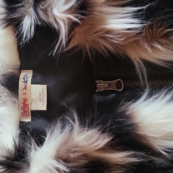 NEW FAUX FUR Girl's vest/jacket size S - Picture 2 of 6